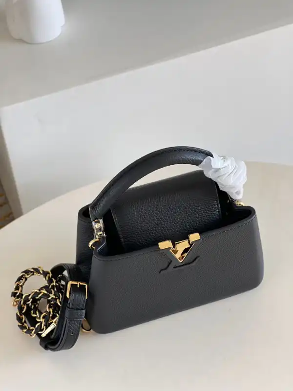 First bag ru LOUIS VUITTON CAPUCINES MINI