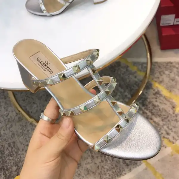 Yupoo bagsoffer VALENTINO ROCKSTUD CALFSKIN LEATHER SLIDE SANDAL