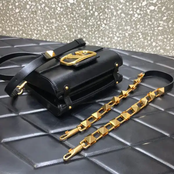 Yupoo bagsoffer Valentino STUD SIGN SHOULDER BAG