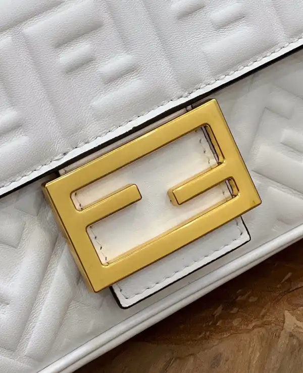 FENDI BAGUETTE CHAIN MIDI 397B98-24*14*7CM