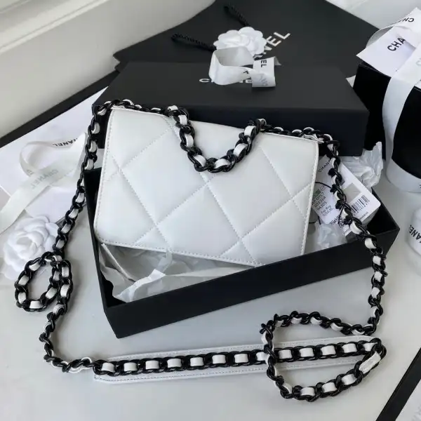 Firstbag Ru CHANEL19 WALLET ON CHAIN