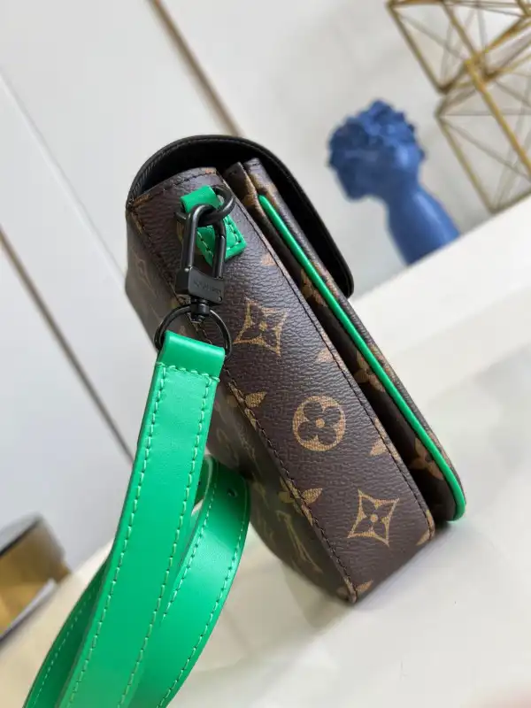 First bag ru LOUIS VUITTON S-LOCK VERTICAL WEARABLE WALLET