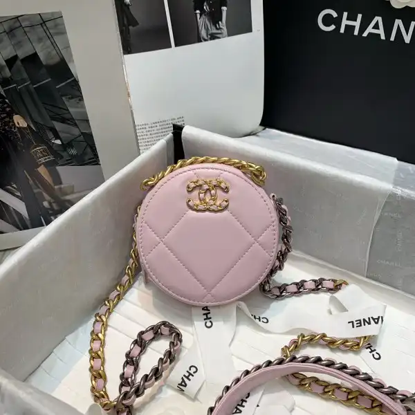 First bag ru CHANEL 19 CHANELUTCH WITH CHAIN