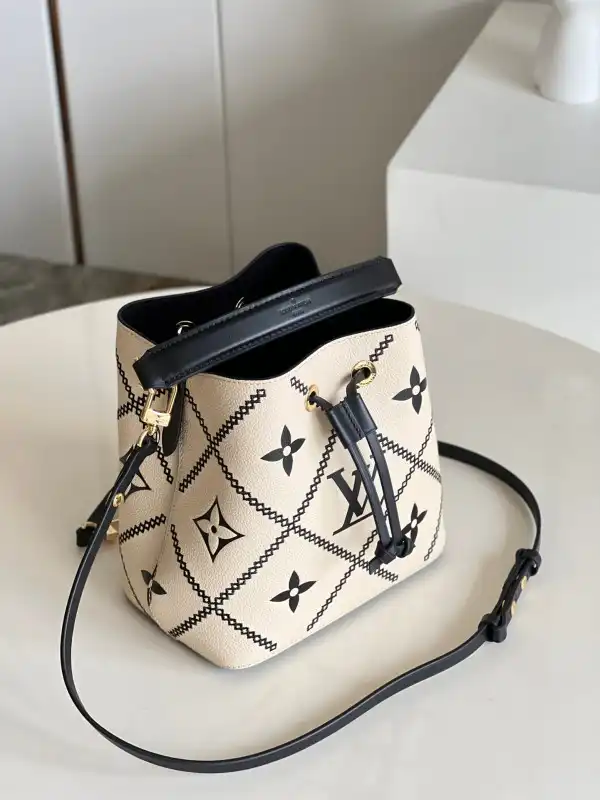 First bag ru LOUIS VUITTON NÉONOÉ BB