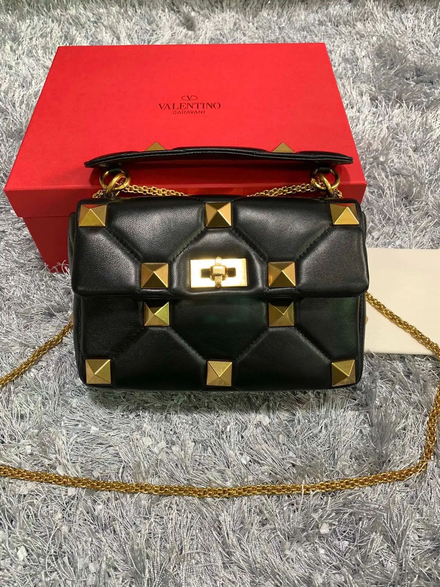 First Bag Ru VALENTINO MEDIUM ROMAN STUD THE SHOULDER BAG