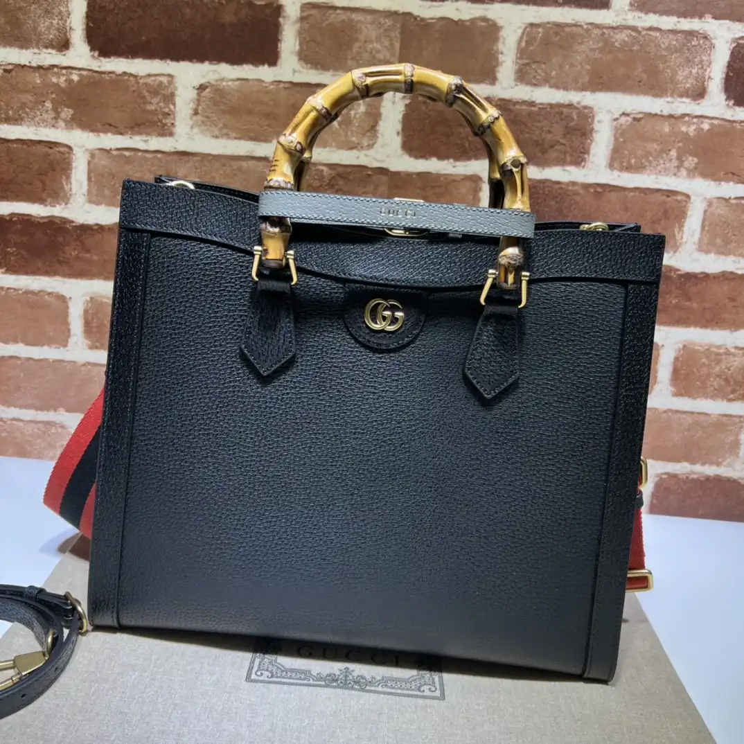 First bag ru Gucci Diana medium tote bag