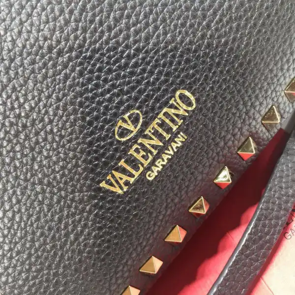 Bagsoffer VALENTINO MEDIUM GRAIN CALFSKIN LEATHER ROCKSTUD BAG