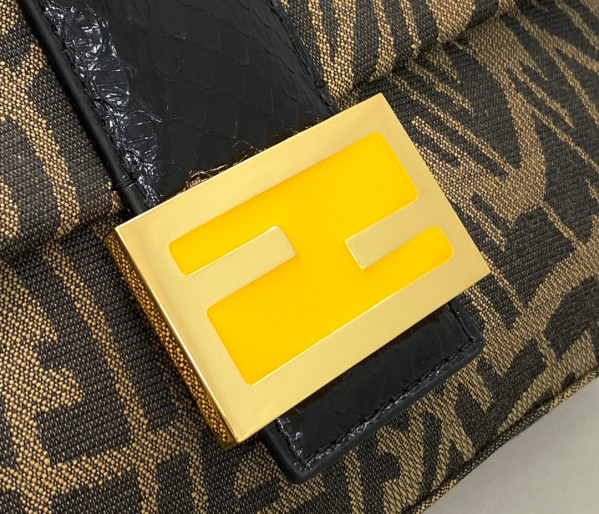 HOT SALE FENDI BAGUETTE 1997