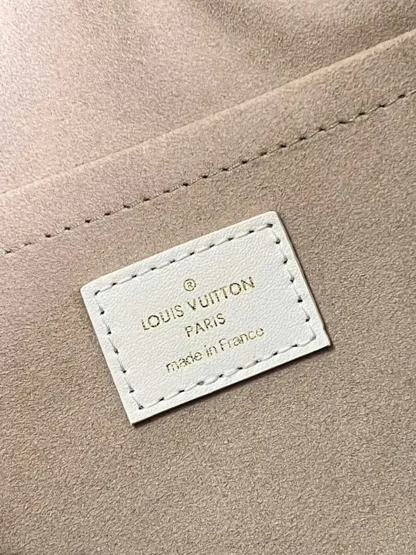 First bag ru LOUIS VUITTON SPEEDY BANDOULIÈRE 20