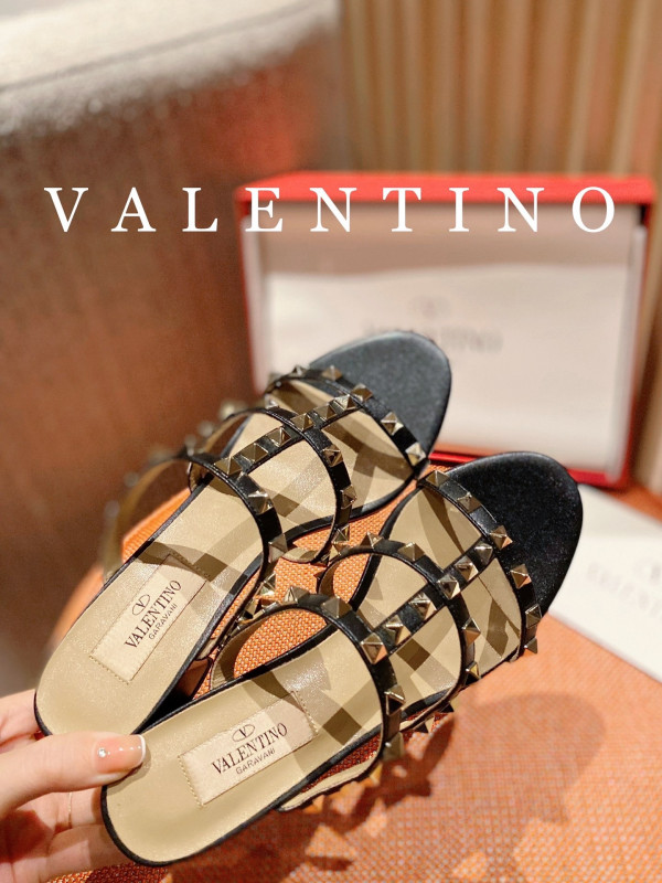 HOT SALE VALENTINO ROCKSTUD CALFSKIN LEATHER SLIDE SANDAL