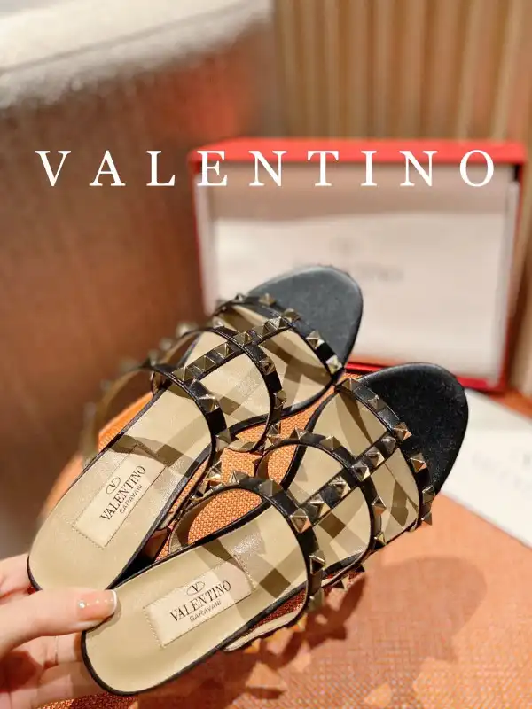 Bagsoffer yupoo VALENTINO ROCKSTUD CALFSKIN LEATHER SLIDE SANDAL