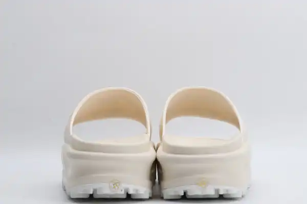 GUCCI slide with Interlocking G