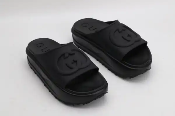 Bagsoffer GUCCI slide with Interlocking G