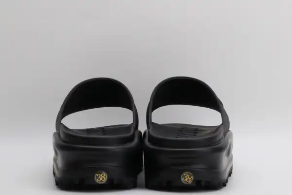 Bagsoffer GUCCI slide with Interlocking G