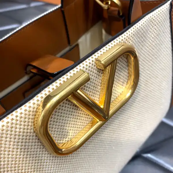 VALENTINO VLOGO SIGNATURE TOTE