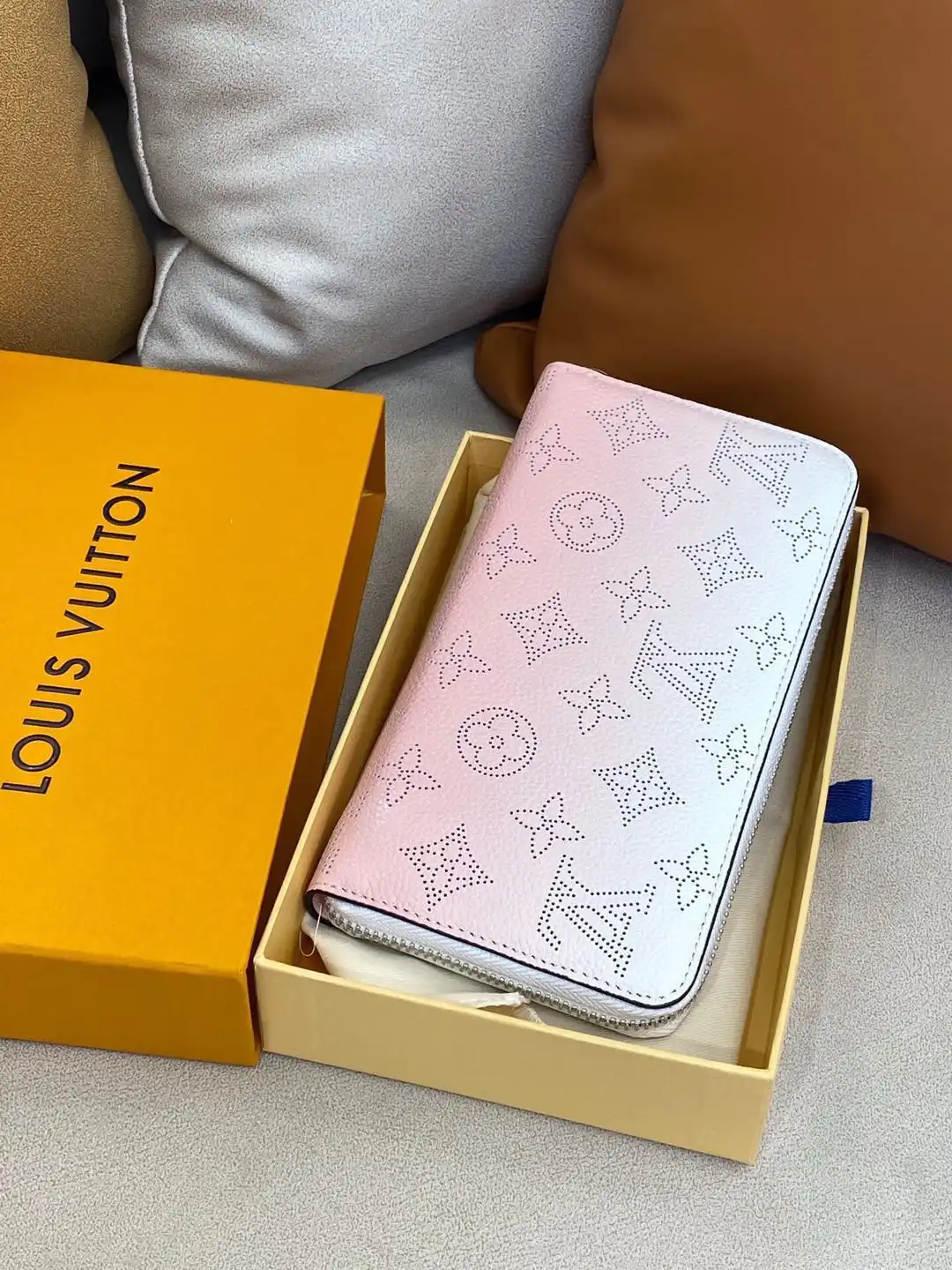 Affordable LOUIS VUITTON ZIPPY WALLET