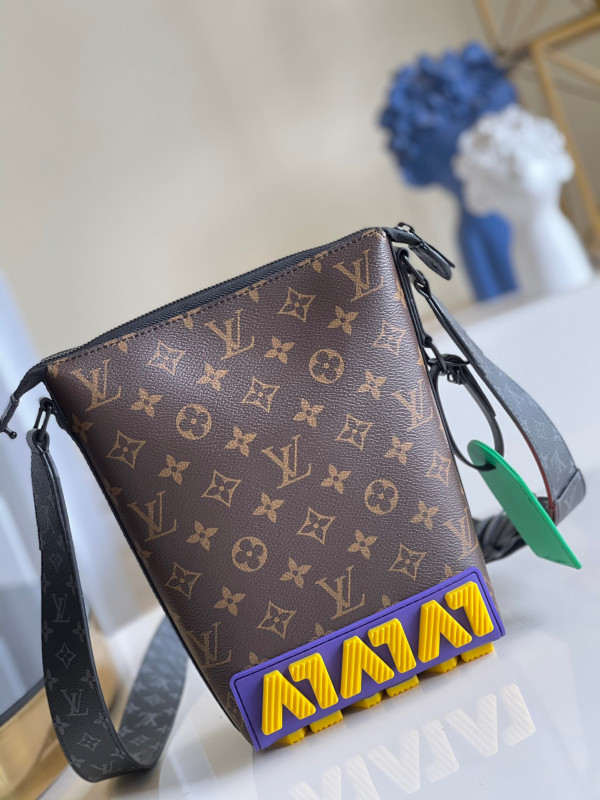 [FREE SHIPPING] LOUIS VUITTON CRUISER MESSENGER