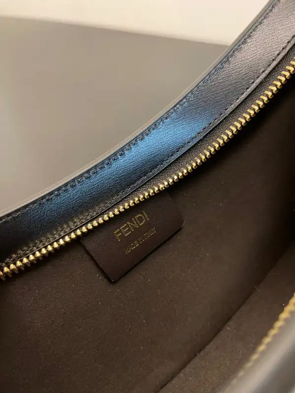 First bag ru FENDI O’Lock Swing