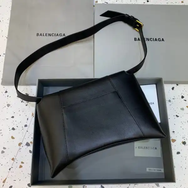 First Bag Ru BALENCIAGA DOWNTOWN MEDIUM SHOULDER BAG