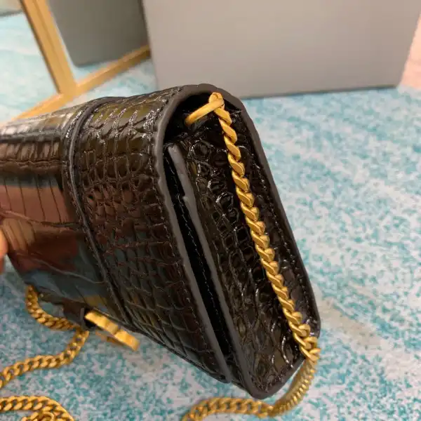 First bag ru BALENCIAGA HOURGLASS WALLET ON CHAIN