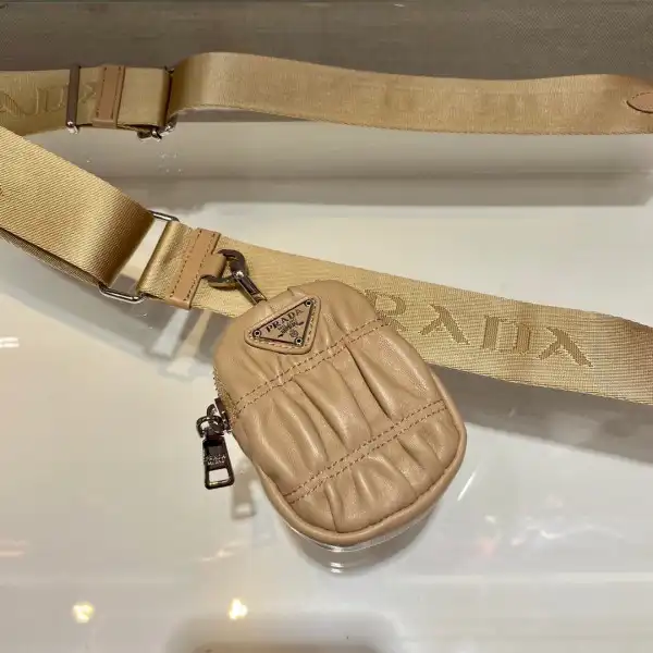 First bag ru PRADA Re-Edition 2005 raffia bag