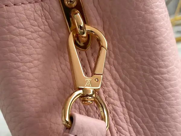 First bag ru LOUIS VUITTON CAPUCINES MINI