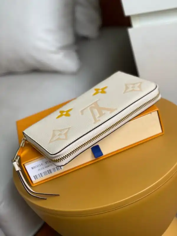 First bag ru LOUIS VUITTON ZIPPY WALLET