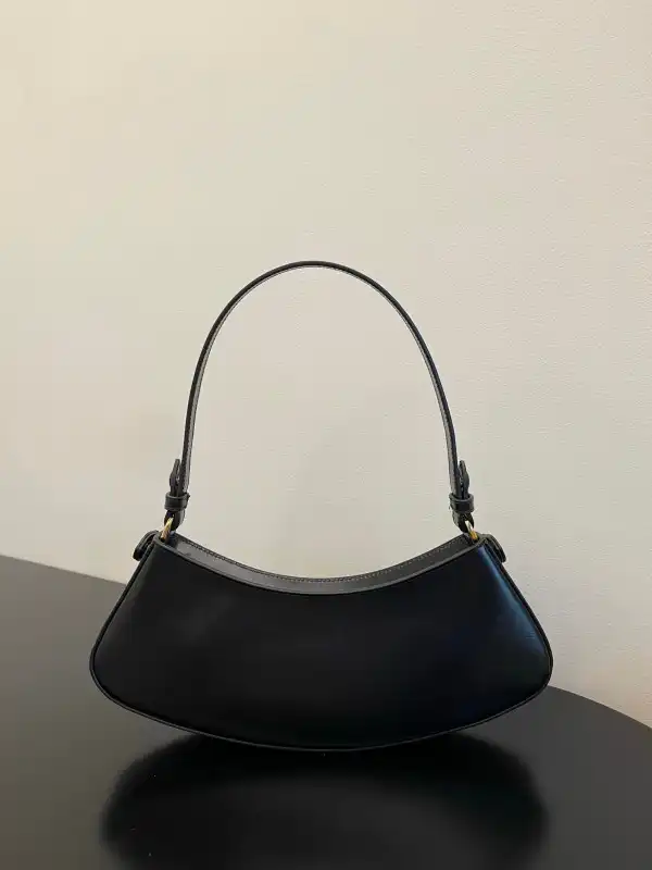 First bag ru FENDI O’Lock Swing