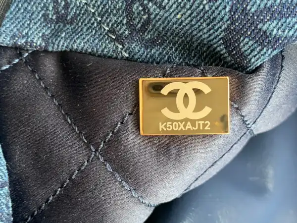 CHANEL 22 SMALL HANDBAG