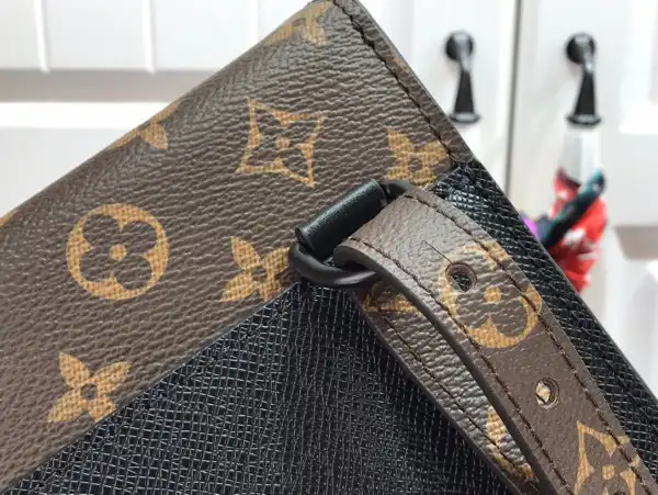 Cheap LOUIS VUITTON ROBUSTO BRIEFCASE