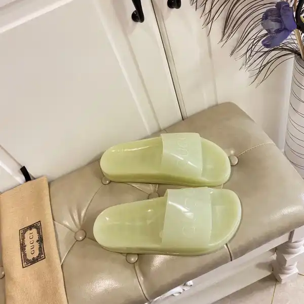 GUCCI slide with Gucci logo