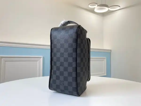 First bag ru LOUIS VUITTON TOILETRY POUCH