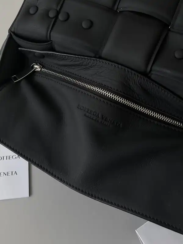 First bag ru BOTTEGA VENETA THE CHAIN CASSETTE