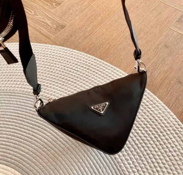 Bagsoffer PRADA Triangle BAG