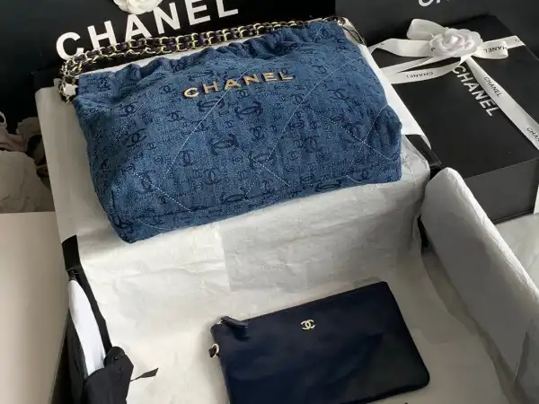 CHANEL 22 SMALL HANDBAG