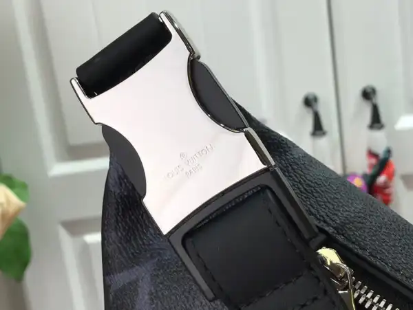 First bag ru LOUIS VUITTON DISCOVERY BUMBAG