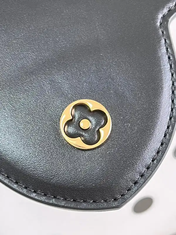 LOUIS VUITTON CAPUCINES MM