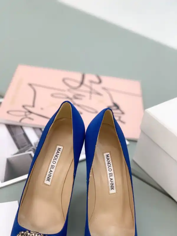 MANOLO BLAHNNIK PUMPS