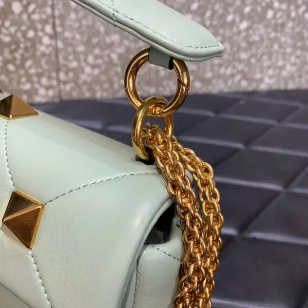 VALENTINO ONLINE EXCHANELUSIVE SMALL ROMAN STUD THE SHOULDER BAG WITH CHAIN