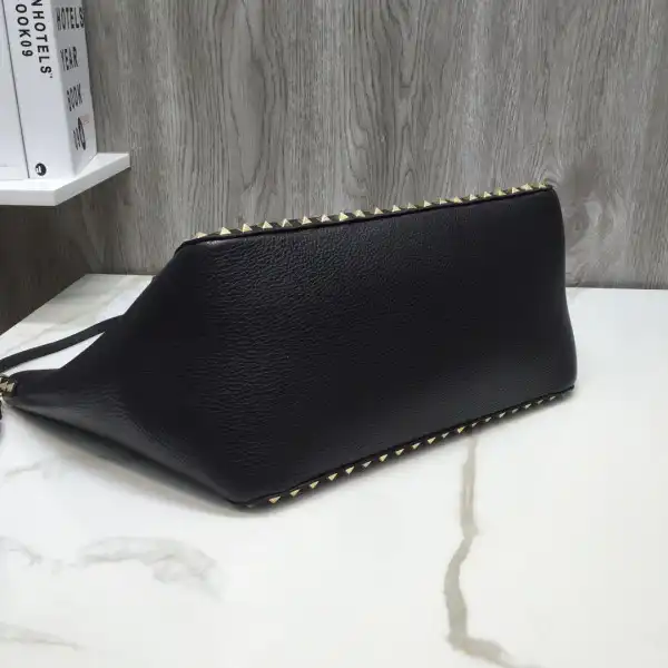 Bagsoffer yupoo VALENTINO MEDIUM GRAIN CALFSKIN LEATHER ROCKSTUD BAG