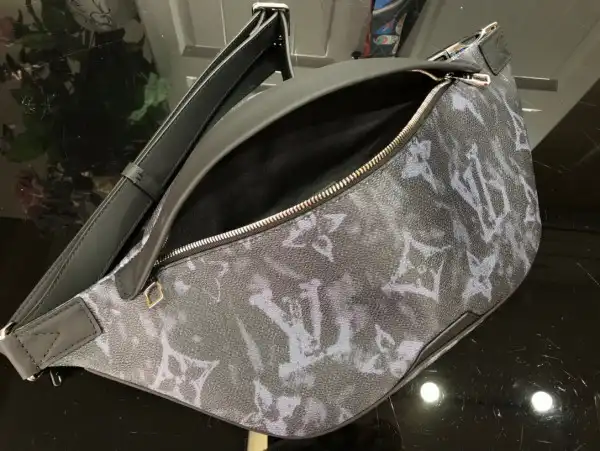 First bag ru LOUIS VUITTON DISCOVERY BUMBAG