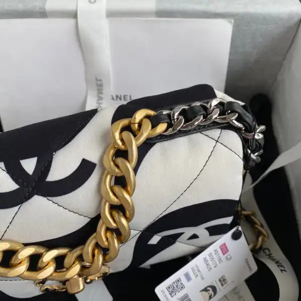 First bag ru CHANEL 19 FLAP BAG