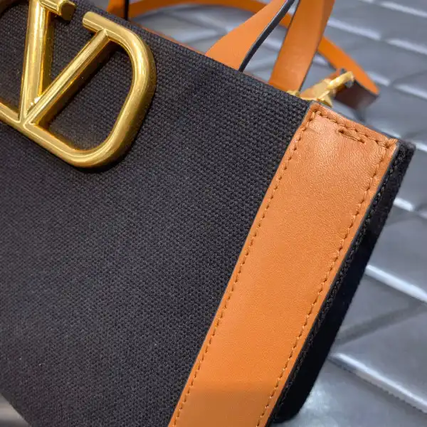 VALENTINO VLOGO SIGNATURE TOTE