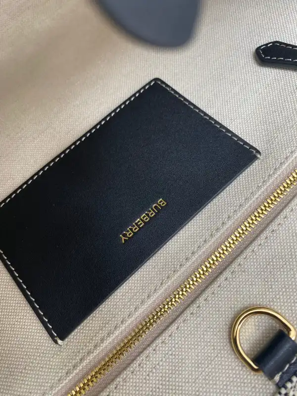 BURBERRY SMALL Freya TOTE