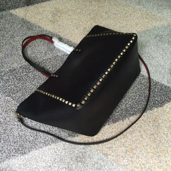 Frstbag ru VALENTINO MEDIUM GRAIN CALFSKIN LEATHER ROCKSTUD BAG