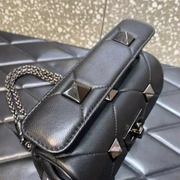 VALENTINO ONLINE EXCHANELUSIVE SMALL ROMAN STUD THE SHOULDER BAG WITH CHAIN