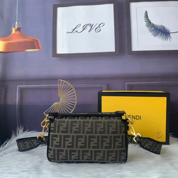 FENDI BAGUETTE -27-15-6cm