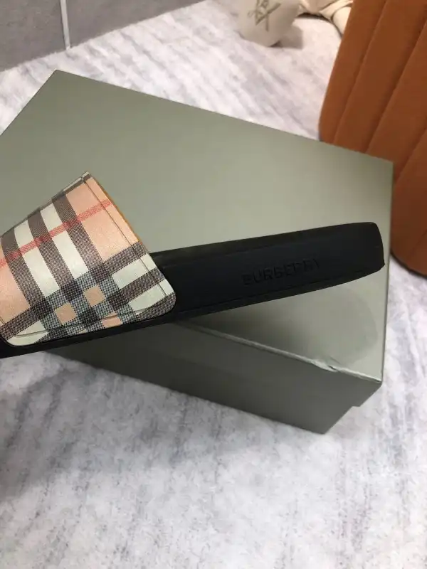 Bagsoffer Burberry Vintage Check Slides