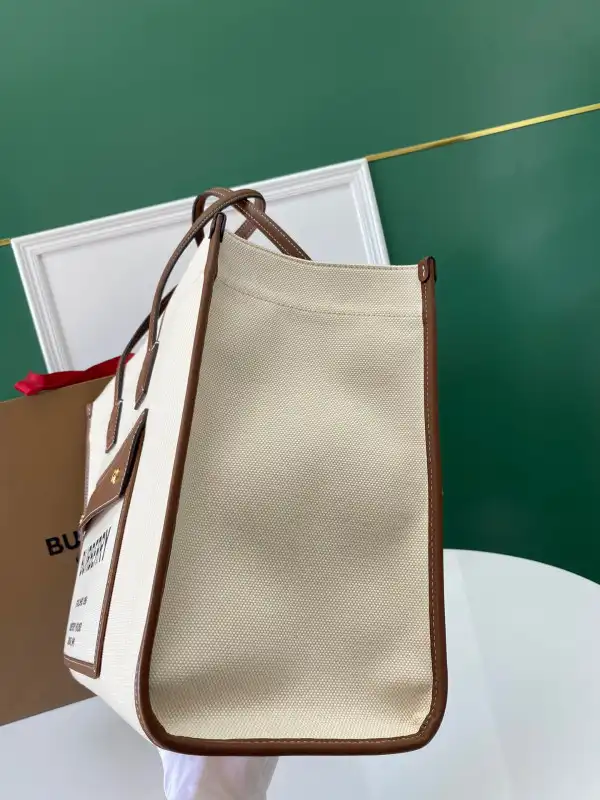 First Bag Ru BURBERRY SMALL Freya TOTE