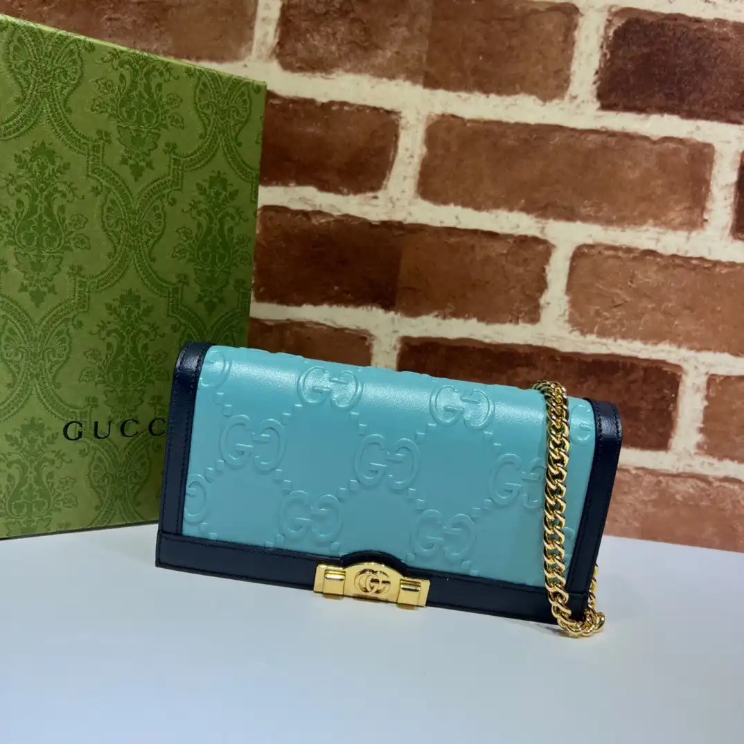 GUCCI GG wallet with chain